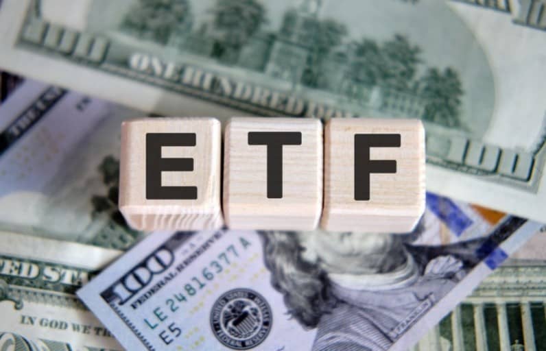 미국 ETF 투자에 발생하는 세금, 수수료 비용을 ETF라는 단어 밑에 깔아둔 사진